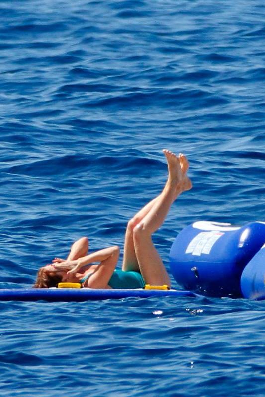 8P Isla Fisher’s Swimsuit photos