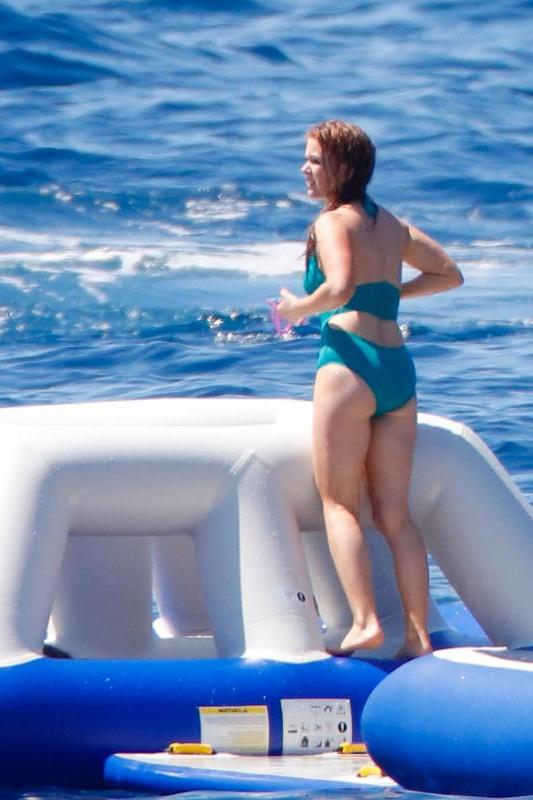 8P Isla Fisher’s Swimsuit photos