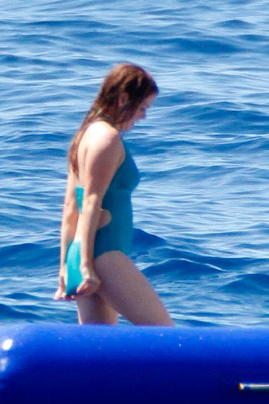 8P Isla Fisher’s Swimsuit photos