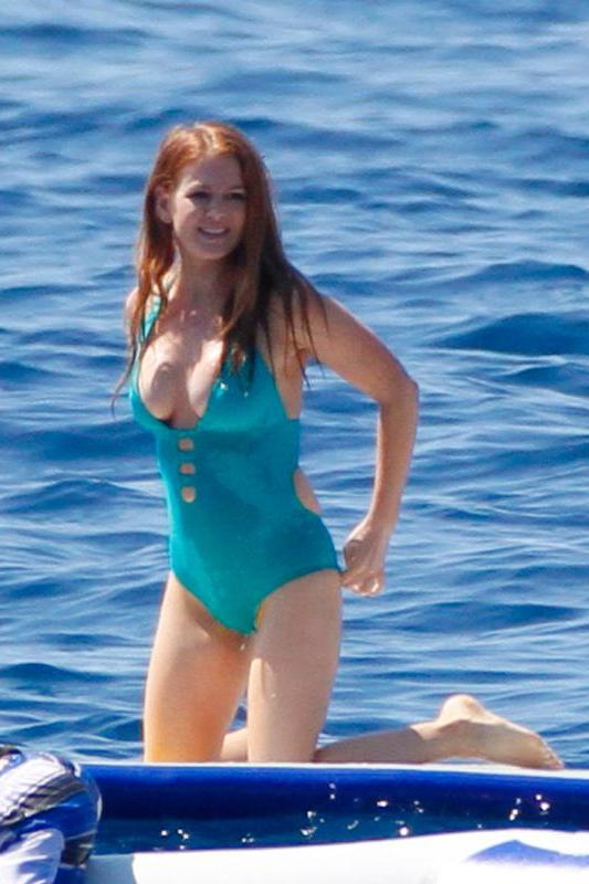 8P Isla Fisher’s Swimsuit photos