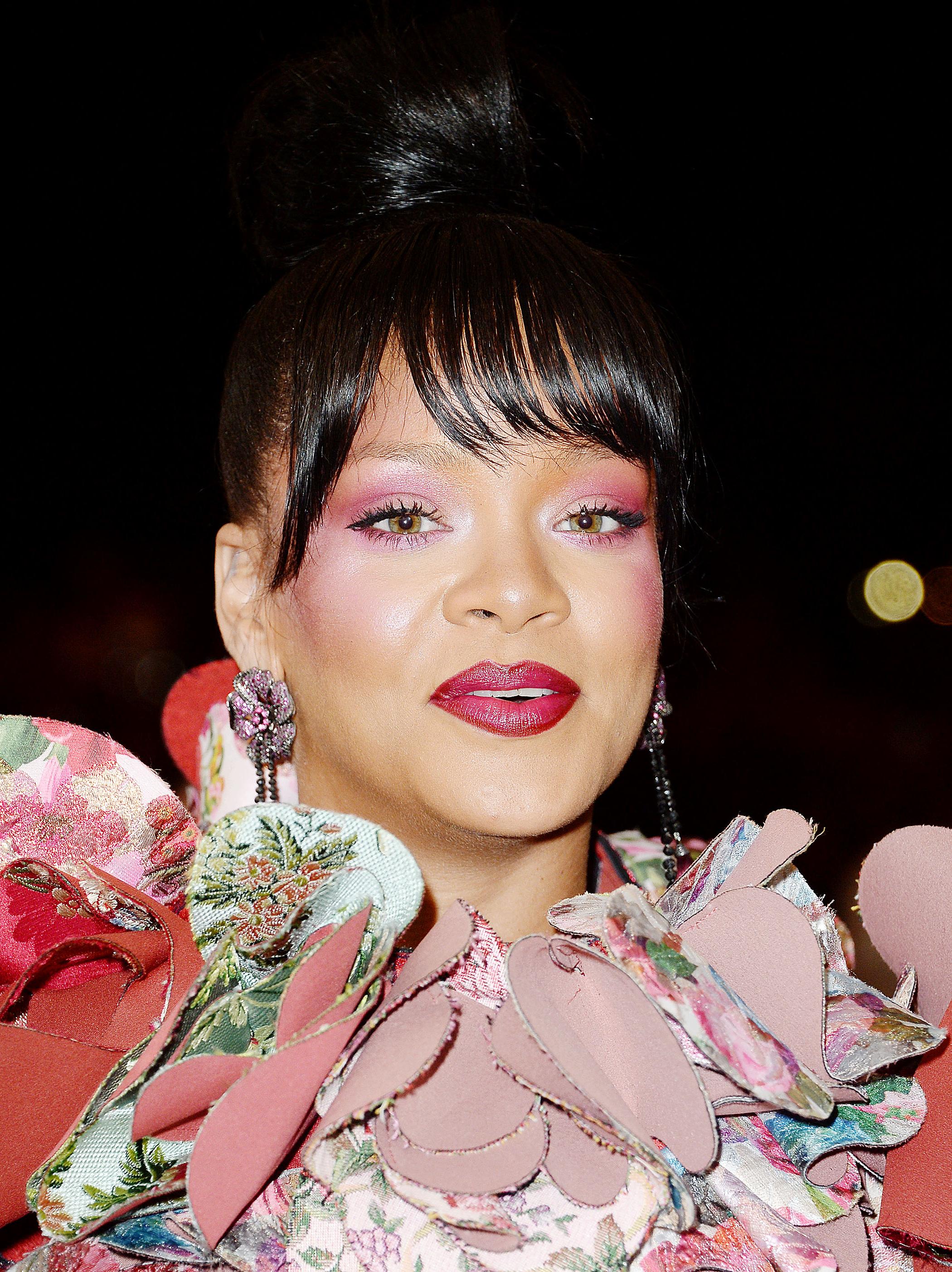 8P Rihanna Wearing a Weird Dress