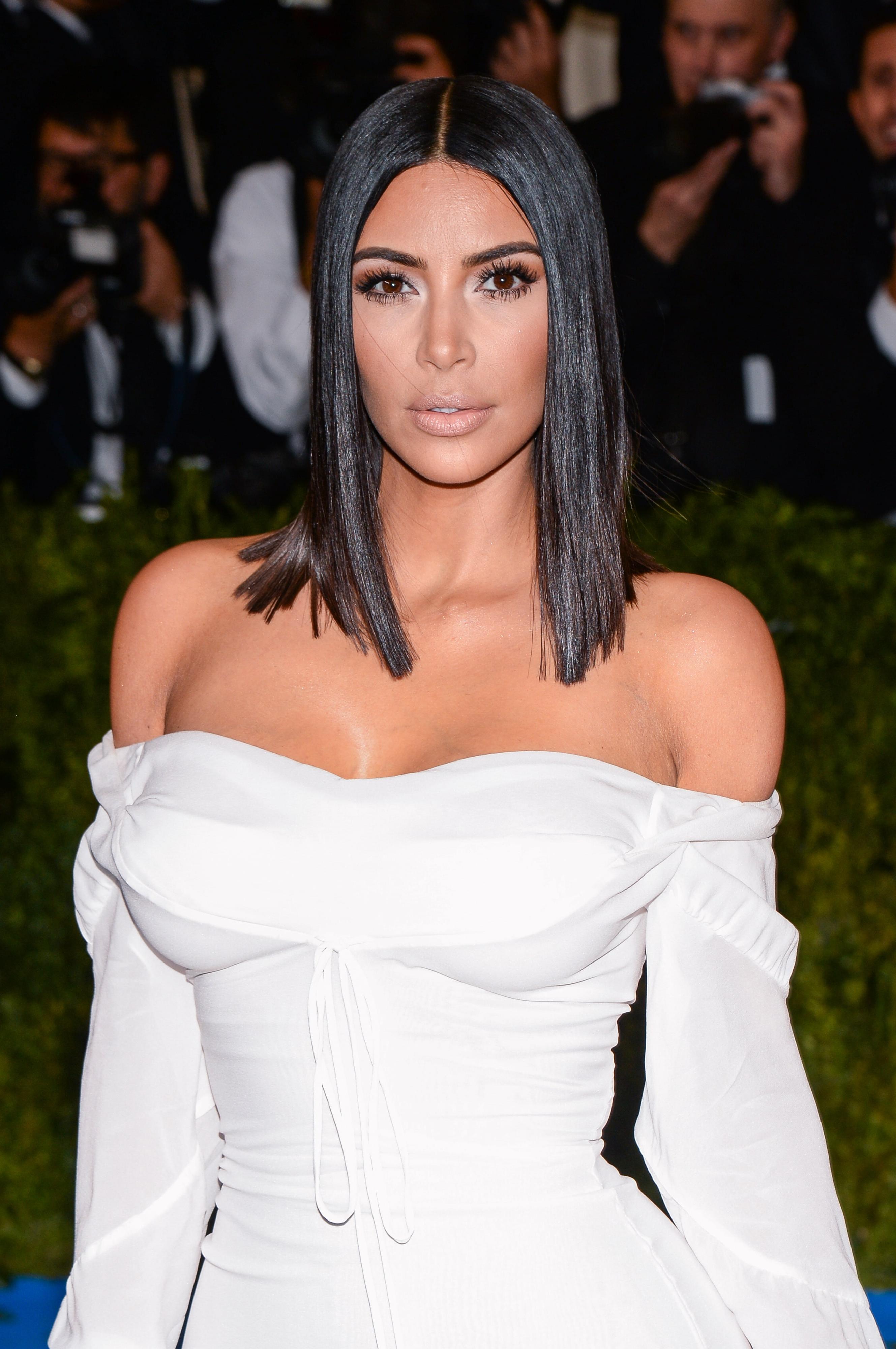 11P Busty Kim Kardashian in a White Dress