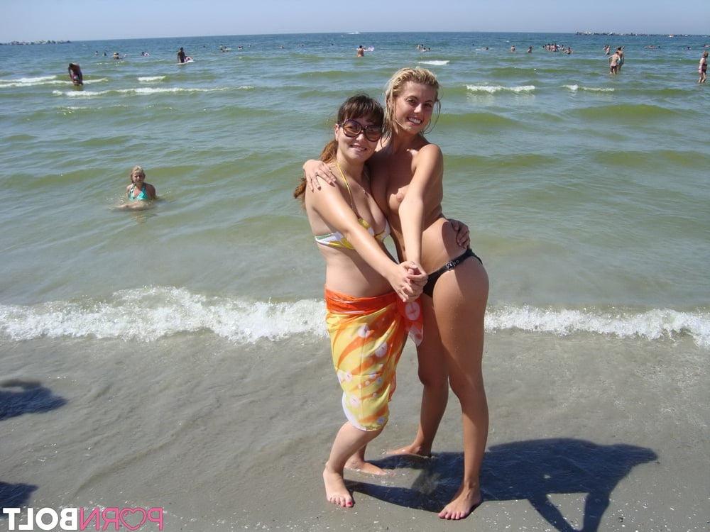 25P Sexy Topless Beach Teens