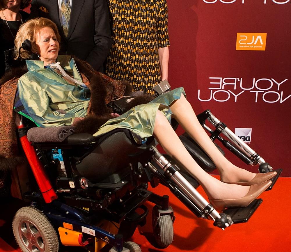 18P Cripples in Pantyhose