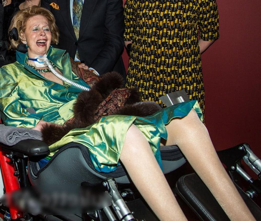 18P Cripples in Pantyhose