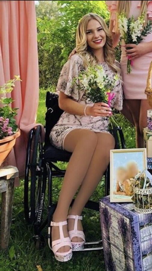 18P Cripples in Pantyhose