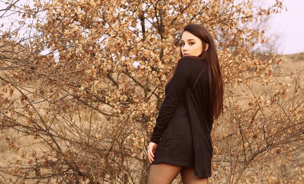 25P sexy females in tights pantyhose nylons 124
