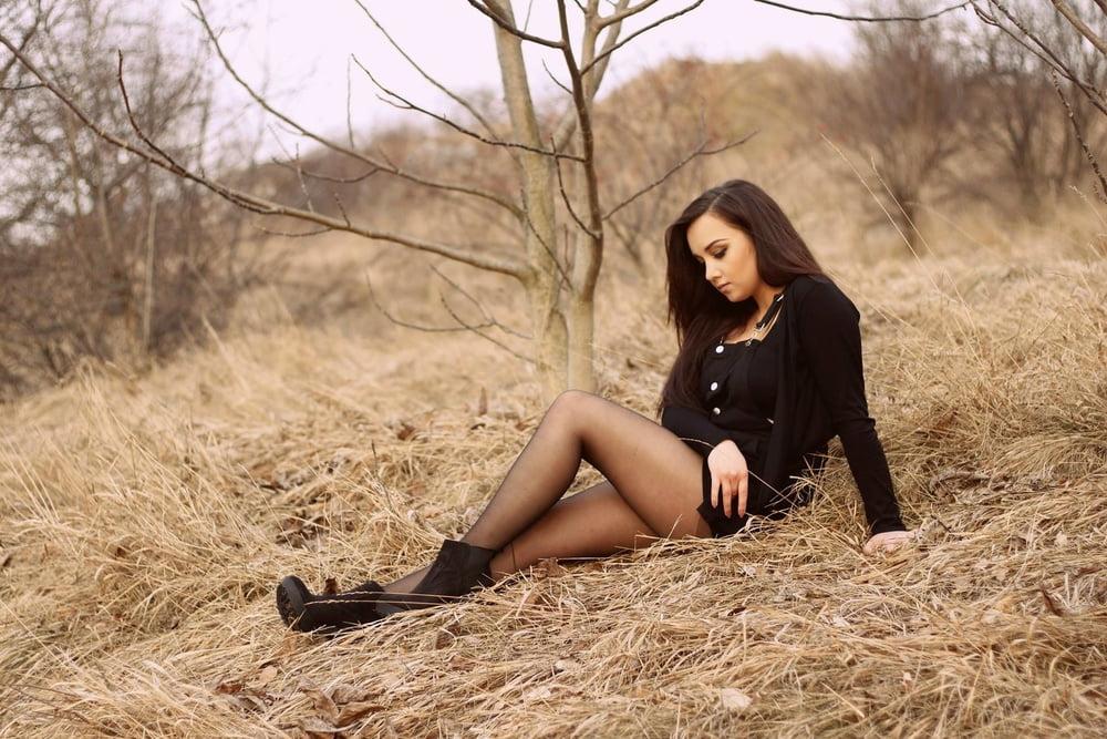 25P sexy females in tights pantyhose nylons 124