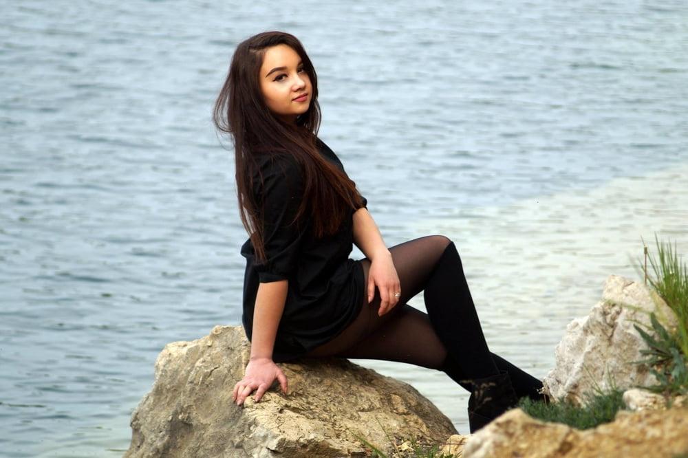 25P sexy females in tights pantyhose nylons 124