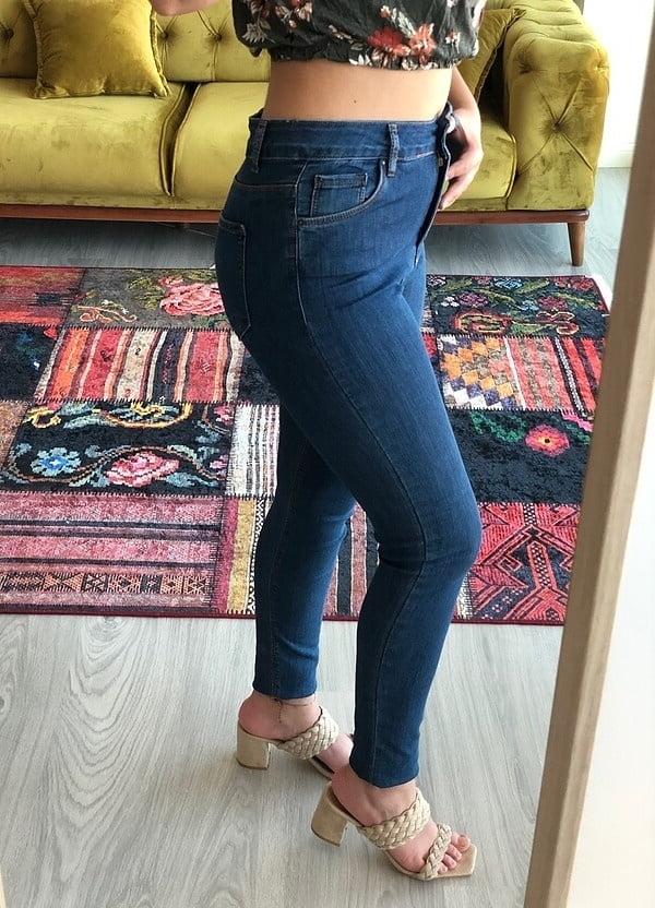 24P Turkish women exhibiting their sexy bodies in clothes