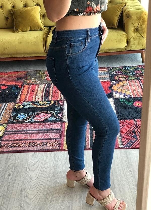 24P Turkish women exhibiting their sexy bodies in clothes