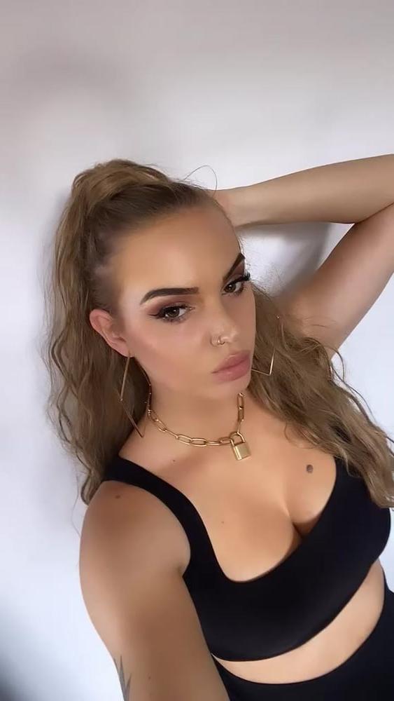 25P Karlien- Dirty Dutch Attention Whore wants Dirty Comments