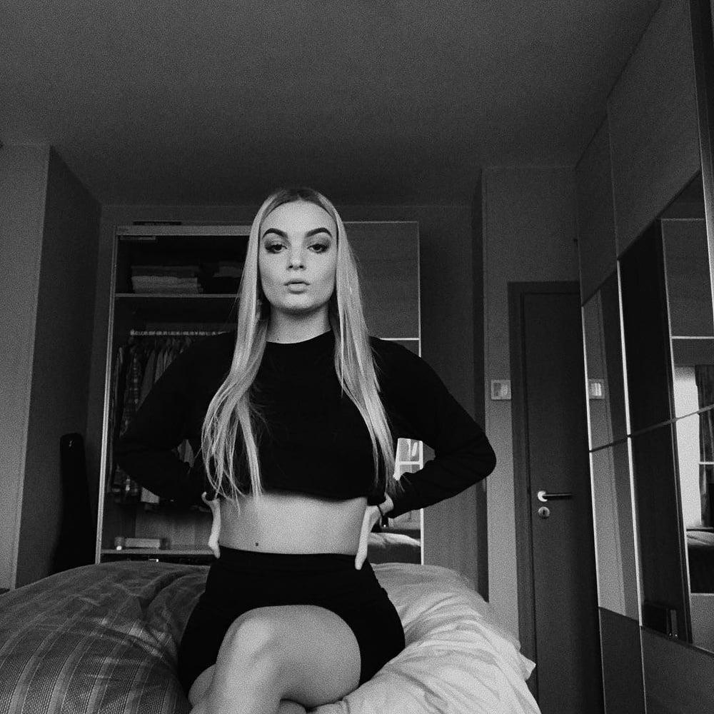 25P Karlien- Dirty Dutch Attention Whore wants Dirty Comments