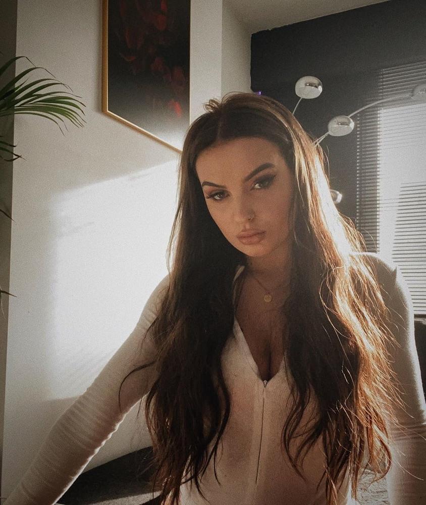 25P Karlien- Dirty Dutch Attention Whore wants Dirty Comments