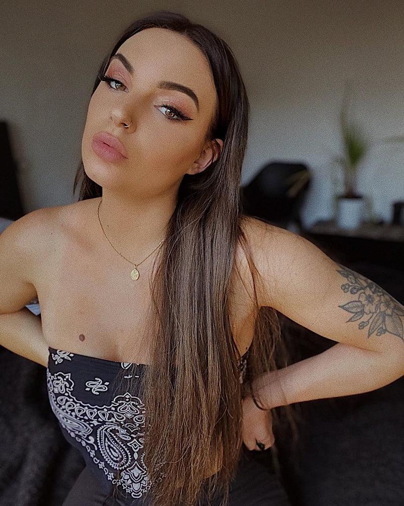 25P Karlien- Dirty Dutch Attention Whore wants Dirty Comments