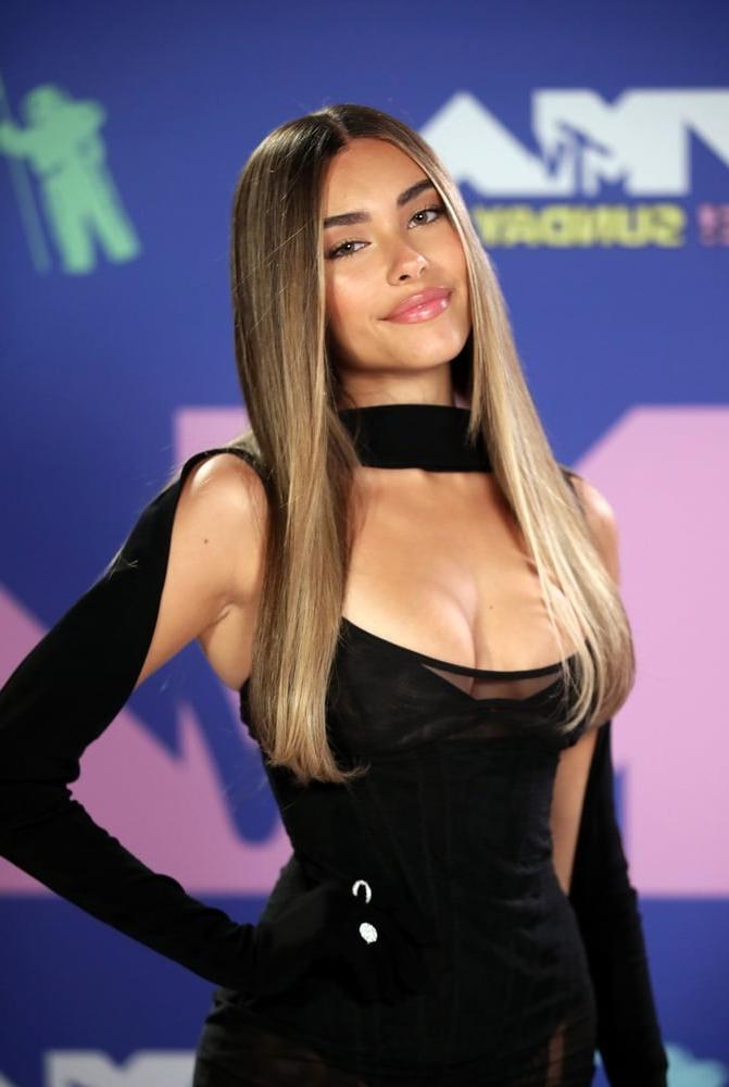 23P Madison Beer – Heiße Sängerin – MTV Awards – Absätze – Kleid