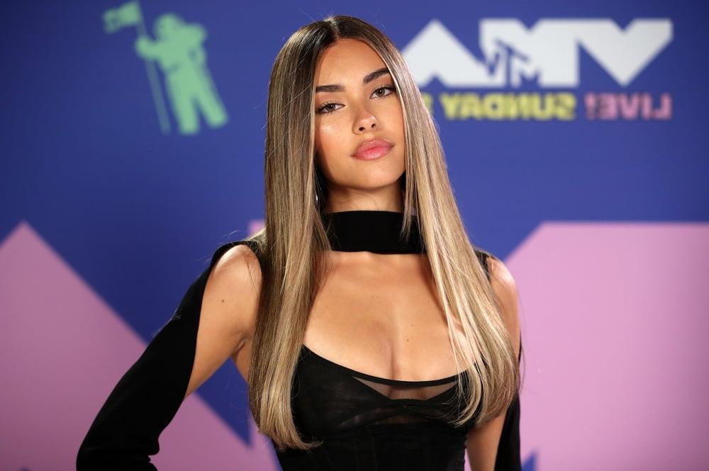23P Madison Beer – Heiße Sängerin – MTV Awards – Absätze – Kleid