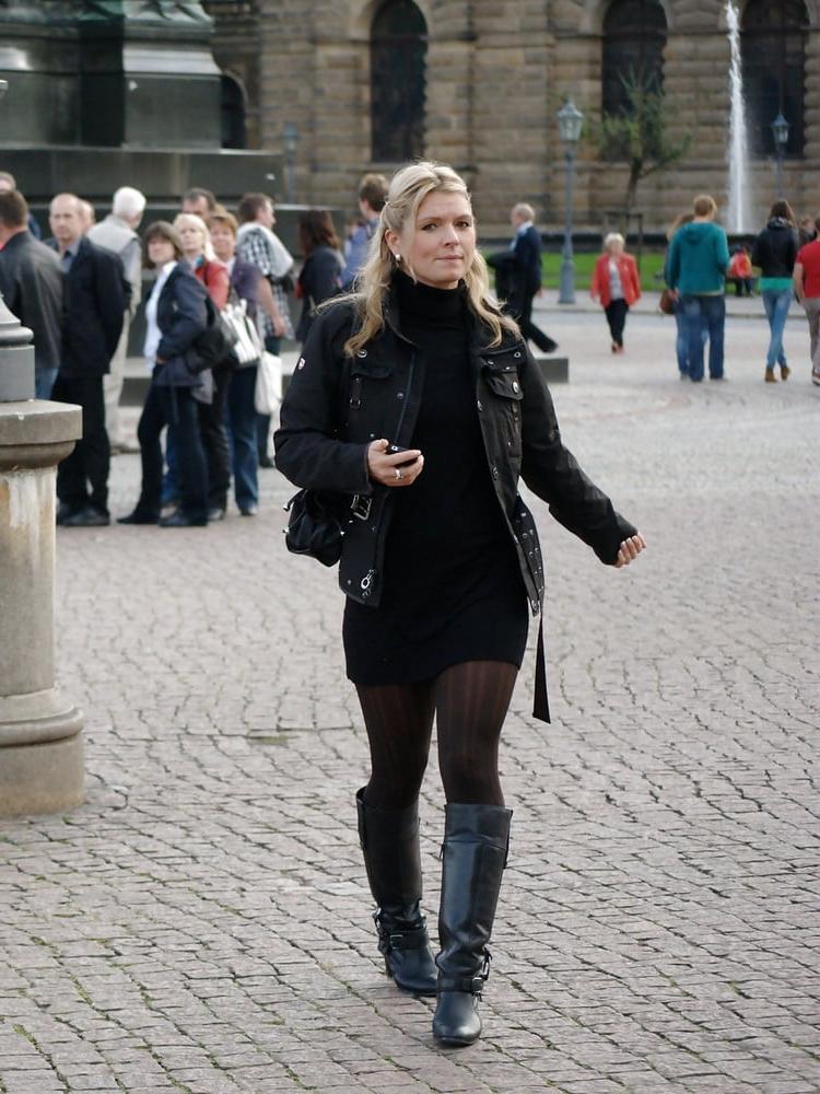 25P pantyhose in the streets 2