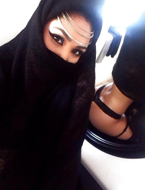 24P THICK ARAB WOMEN!