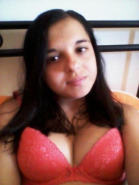 25P Teen Strips naked outdoor and Show pussy