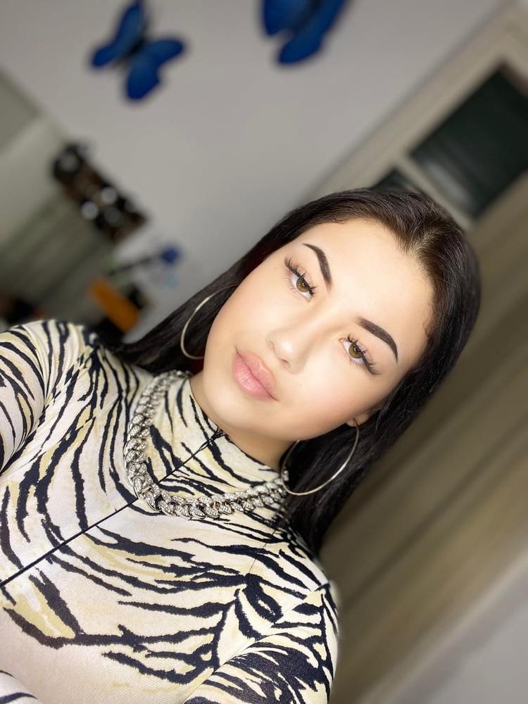 25P Anna Pepe sexy teen girl
