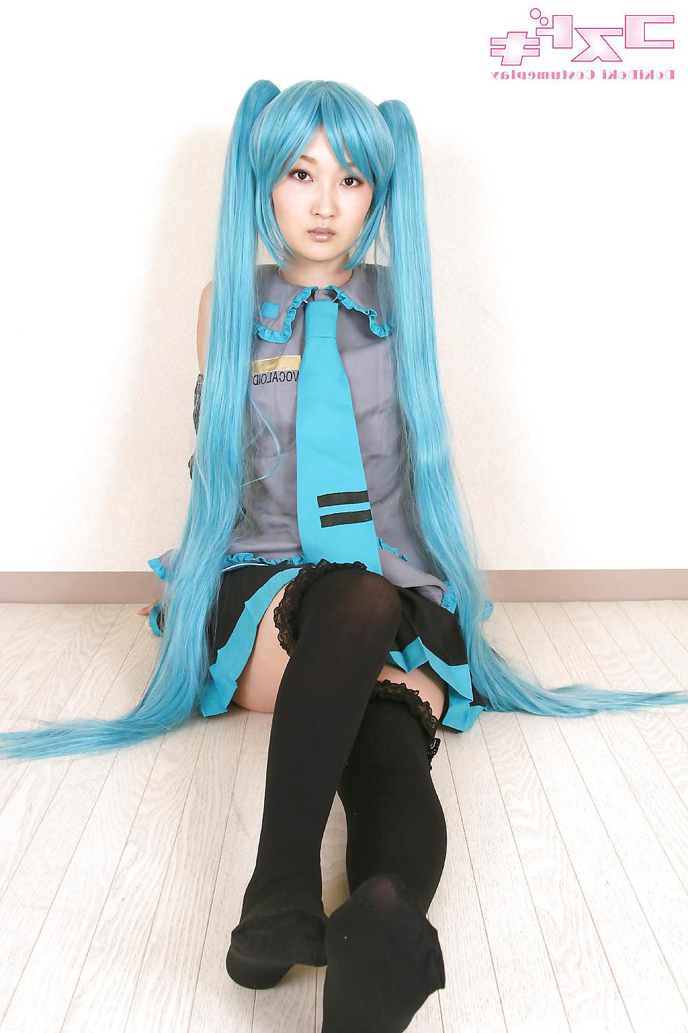 19P Hatsune Miku sexy cosplay