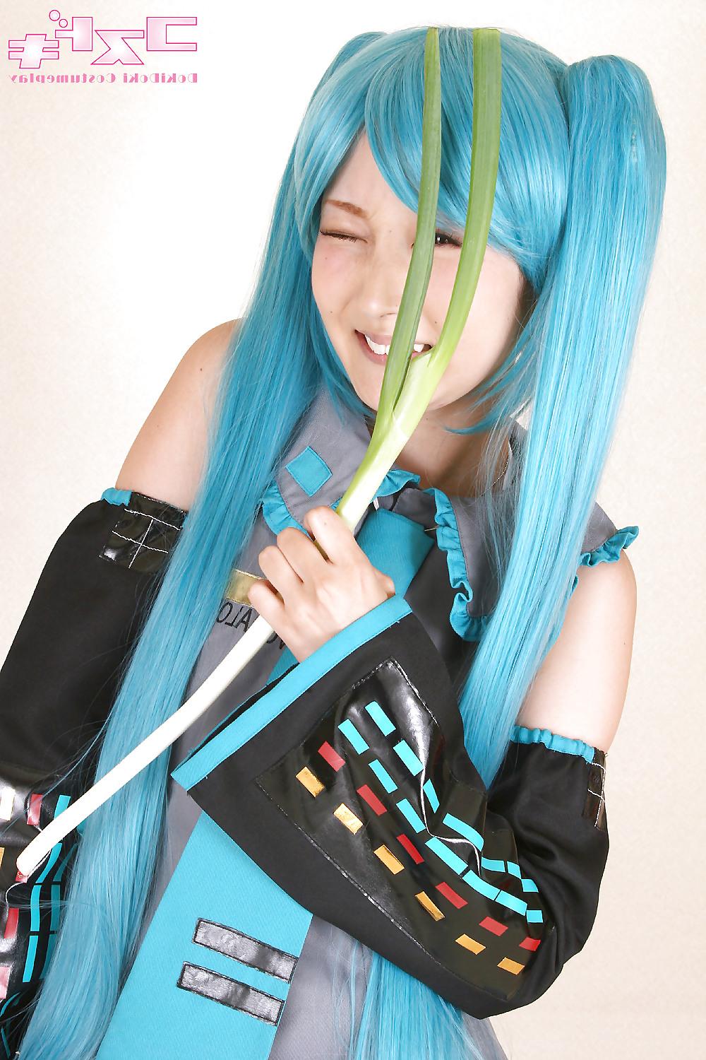 19P Hatsune Miku sexy cosplay