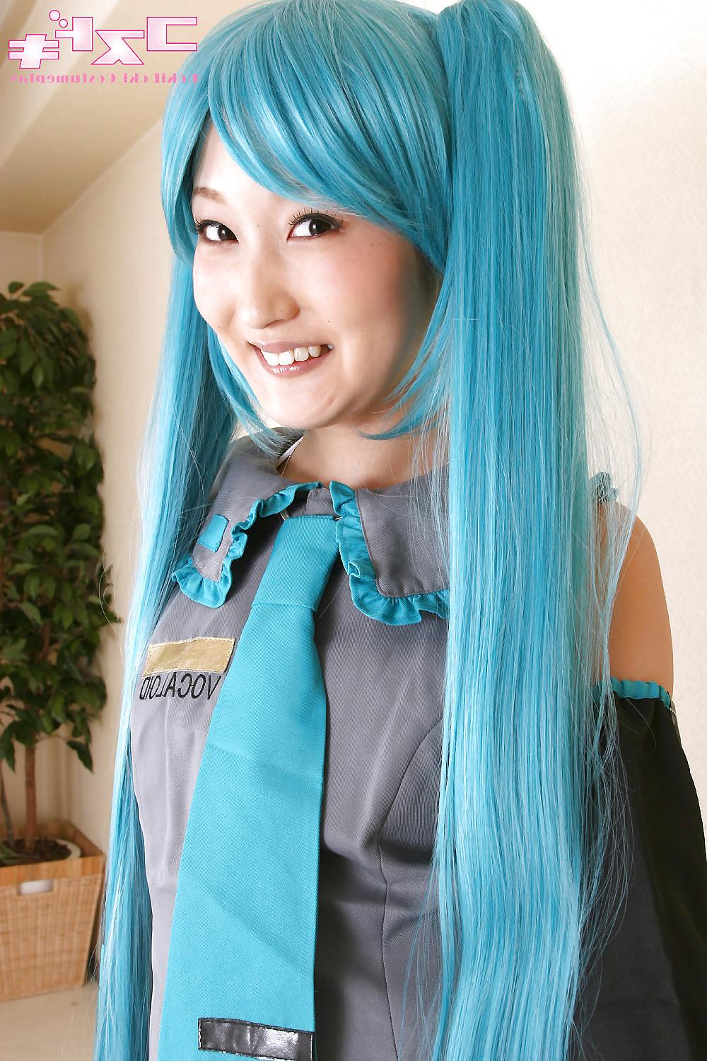 19P Hatsune Miku sexy cosplay