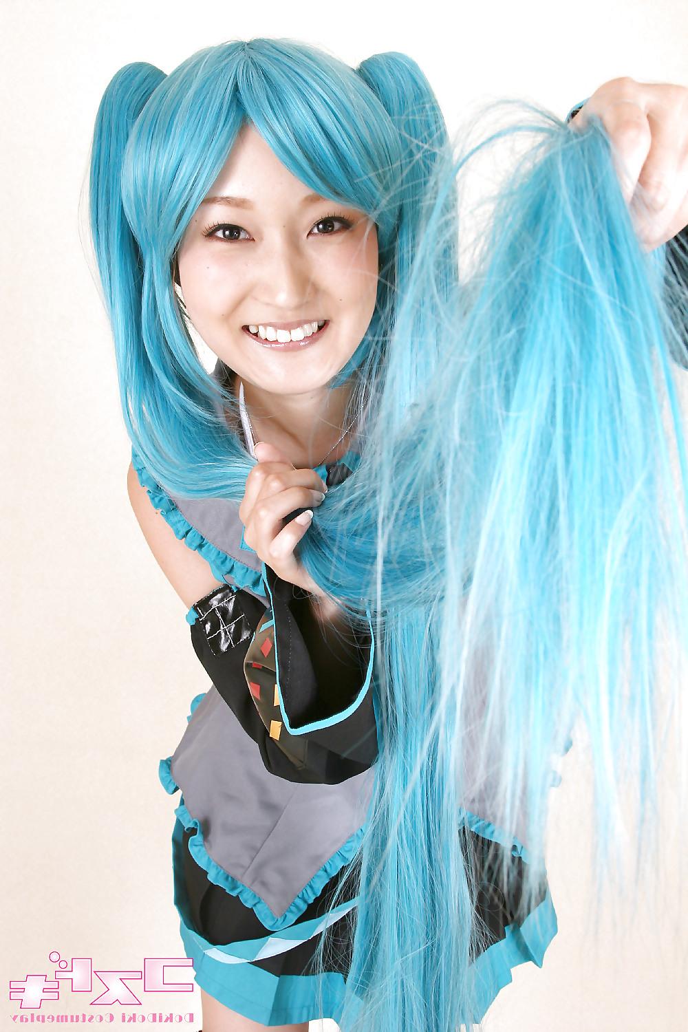 19P Hatsune Miku sexy cosplay