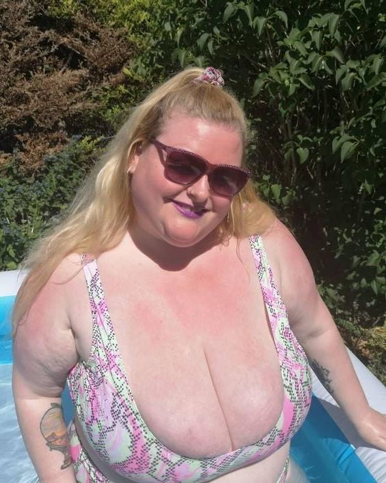 25P Busty Ladies Non Nude