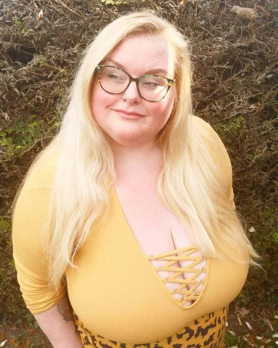 25P Busty Ladies Non Nude