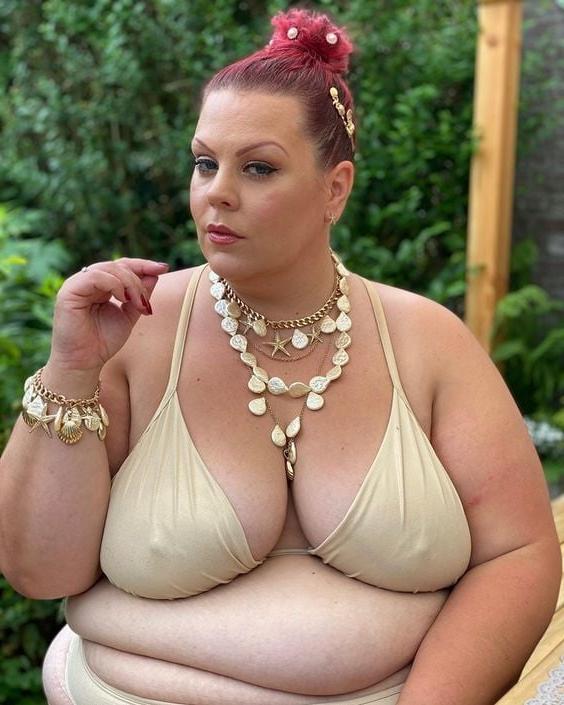 25P Busty Ladies Non Nude