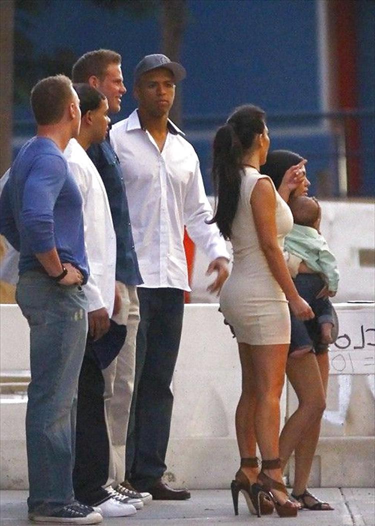 6P Kim Kardashian - Candids in a tight dress in New York