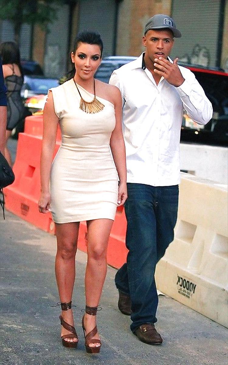 6P Kim Kardashian - Candids in a tight dress in New York