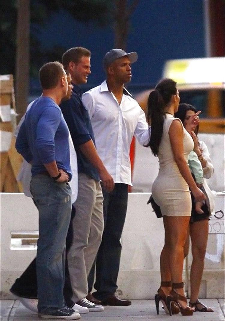 6P Kim Kardashian - Candids in a tight dress in New York