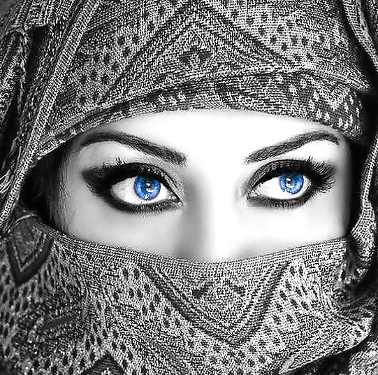 25P Beautiful Blue Eyes by TROC