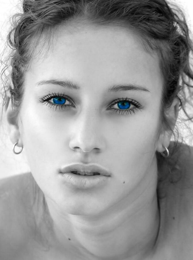 25P Beautiful Blue Eyes by TROC
