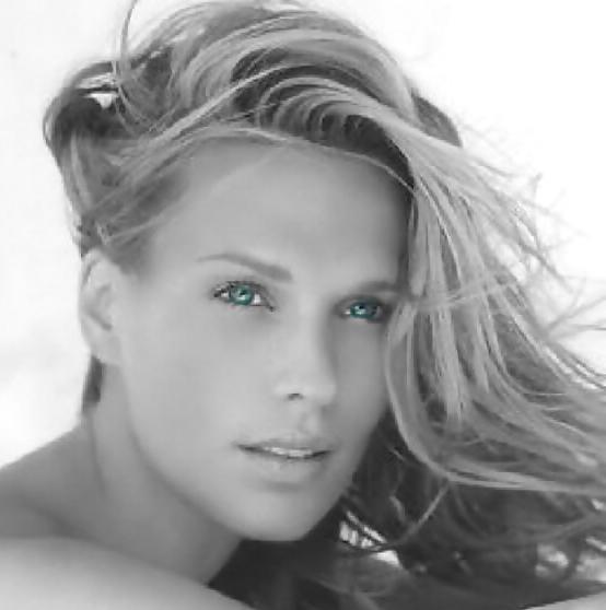 25P Beautiful Blue Eyes by TROC