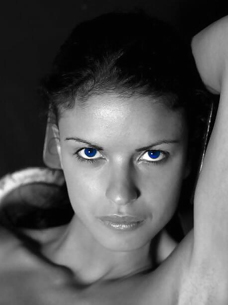 25P Beautiful Blue Eyes by TROC