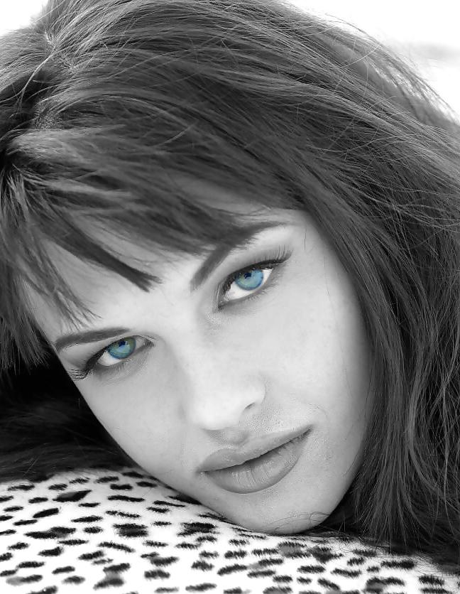 25P Beautiful Blue Eyes by TROC