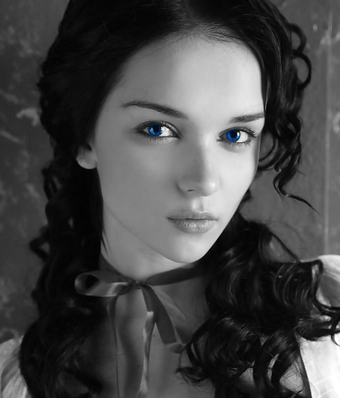 25P Beautiful Blue Eyes by TROC