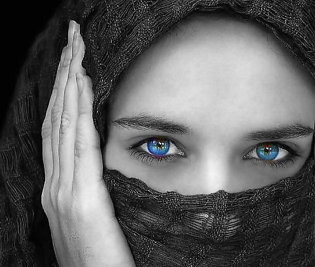 25P Beautiful Blue Eyes by TROC