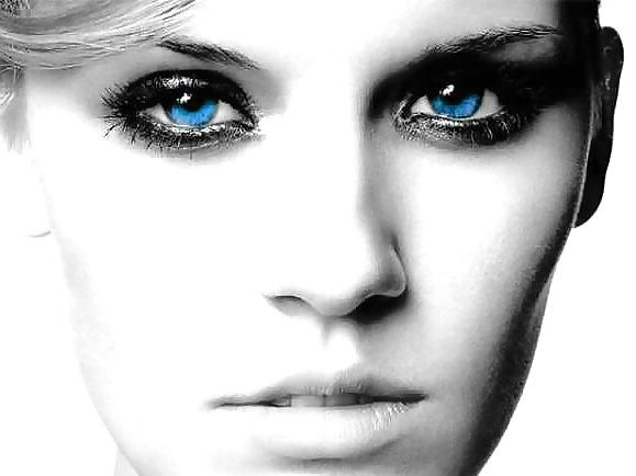 25P Beautiful Blue Eyes by TROC