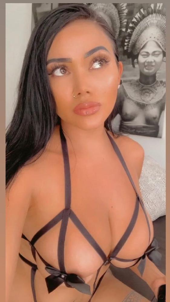 7P Busty Asian Model