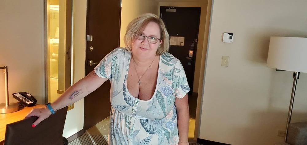 25P BBW Busty Wench playing with her tits and a little sucking