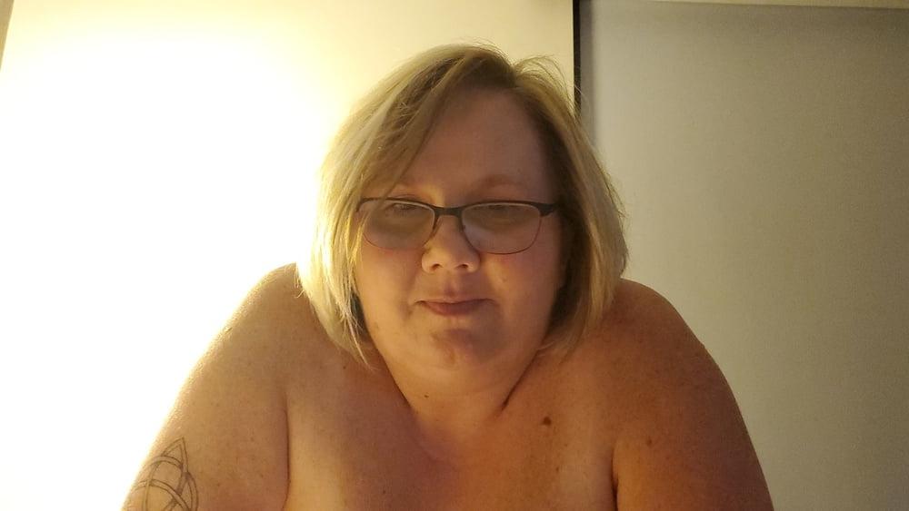 25P BBW Busty Wench playing with her tits and a little sucking