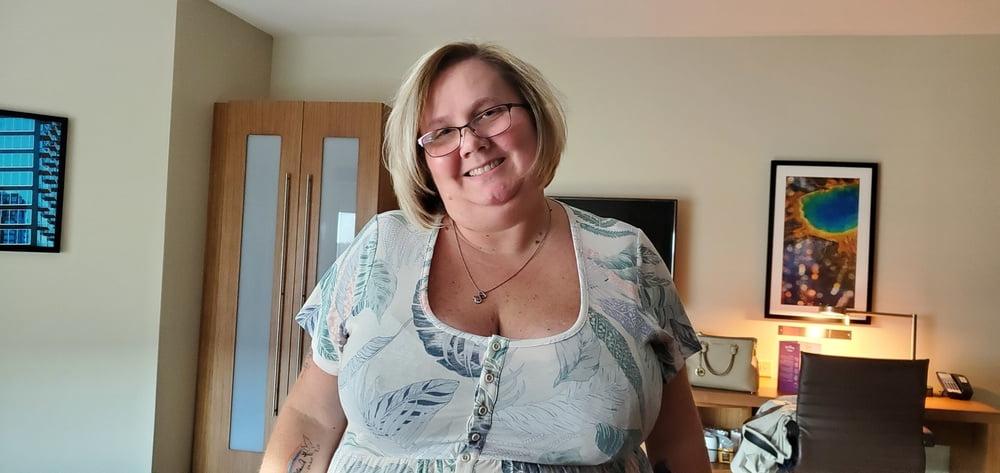 25P BBW Busty Wench playing with her tits and a little sucking