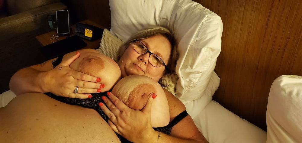25P BBW Busty Wench playing with her tits and a little sucking