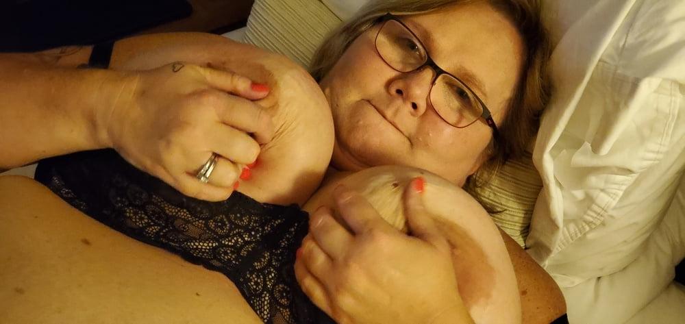 25P BBW Busty Wench playing with her tits and a little sucking
