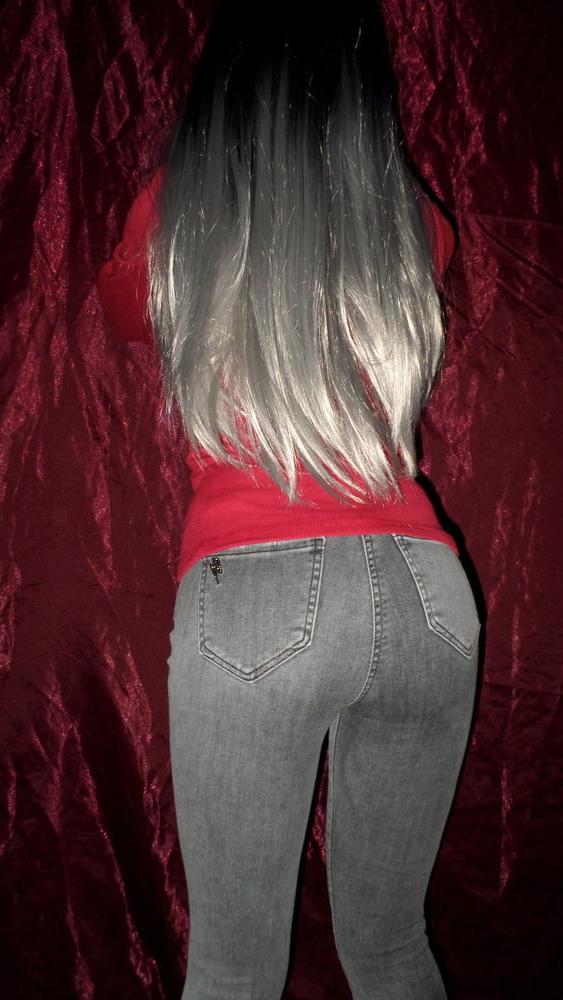 14P Gray Wig, Jeans &amp; Heels